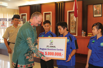 Cokal Indonesia President Director Garry Kielenstyn awards university scholarships in Murung Raya Regency as part of the company’s CSR program.