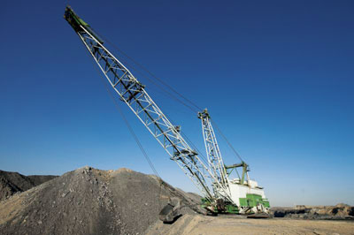 A dragline moves overburdan at the Greenside Colliery. (Photo credit: Anglo American)